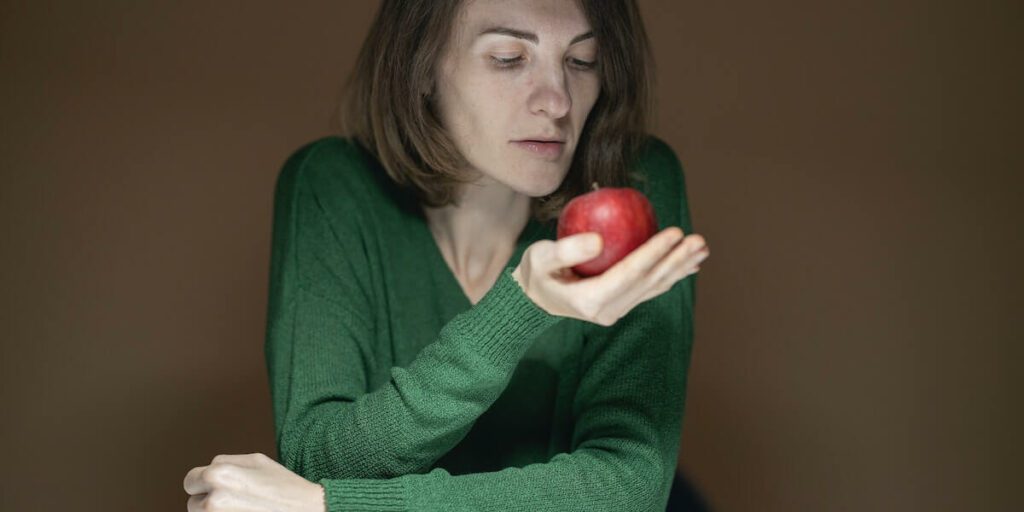 사과를 든 여자
