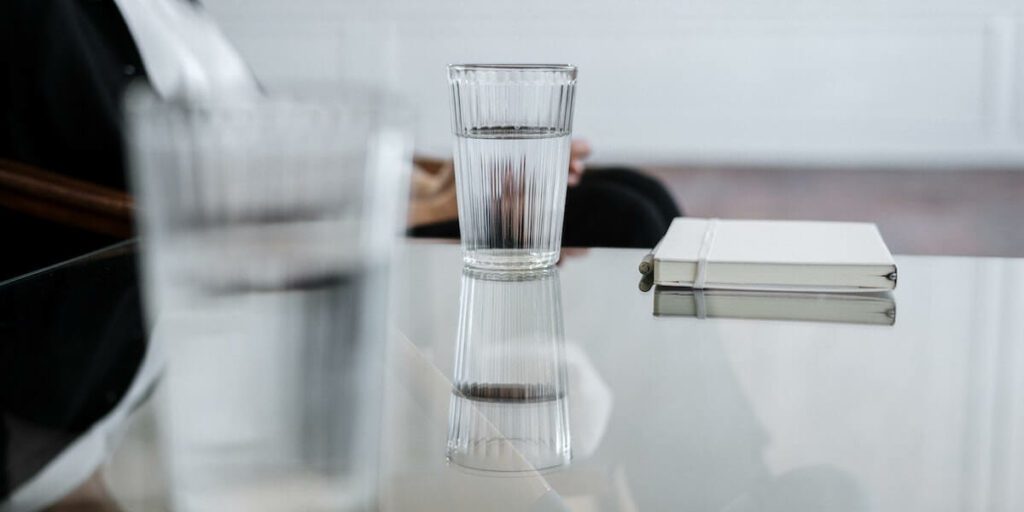 탁자 위 물 한 컵