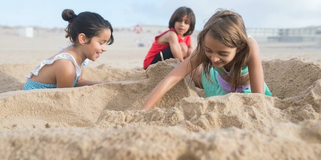 모래를 가지고 노는 아이